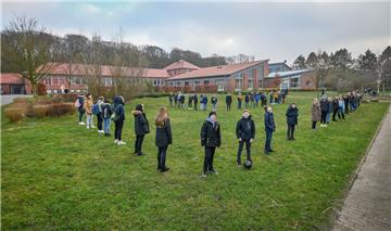 An dieser Stelle, zwischen dem Schulgebäude und der Sporthalle, soll der 3500 Quadratmeter große Anbau ans Langener Gymnasium entstehen..
