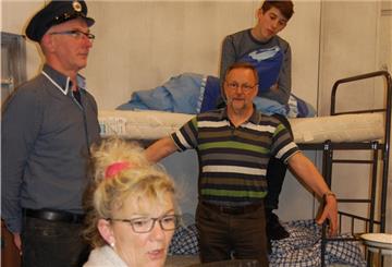 An drei Schauplätzen spielt das Stück. Hier eine Szene mit (von links) Christine Ulich als Ruth, Holger Wedeken als Gendarm, Rainer Büsing als Hannes und Tino Roccor als Bernie.