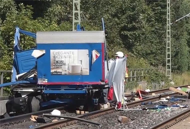 An einem Bahnübergang in Rastede ist ein Lastwagen von einem Zug erfasst worden. Der Lkw-Fahrer starb noch am Unfallort.