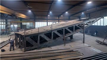 An einem der Bauteile des zukünftigen Freiheits- und Einheitsdenkmals wird in einer Werkstatt in Nordrhein-Westfalen gearbeitet (Archivbild). Das seit Jahren umstrittene Denkmal soll in unmittelbarer Nachbarschaft von Humboldt Forum und ehemaligem DDR-Staatsratsgebäude in Berlin-Mitte entstehen.