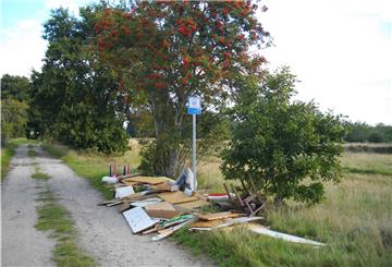 An einem Feldweg wurde der Müll illegal entsorgt.