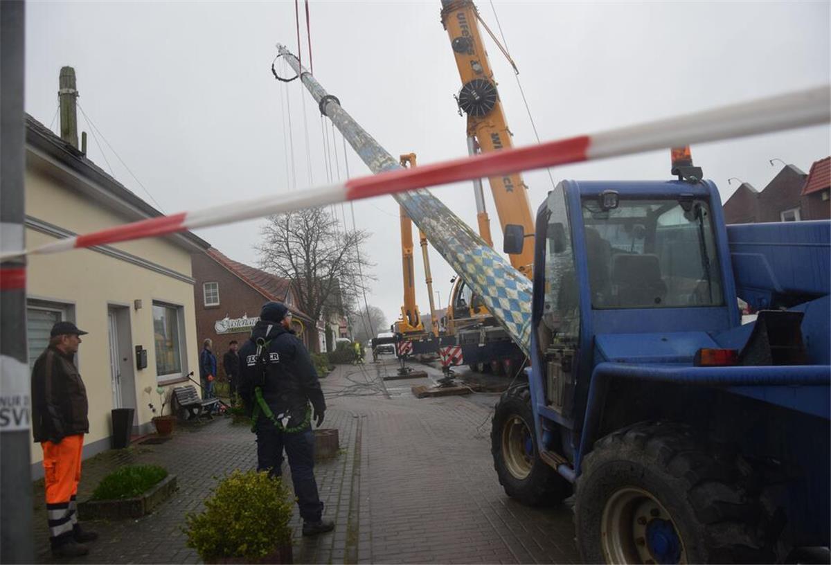 Maibaum hängt an Baukran