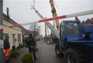 Maibaum hängt an Baukran