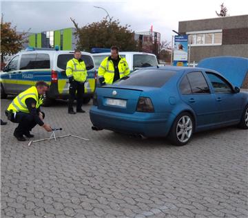 An einem sogenannten "Poster"-Auto wurden bei Beleuchtungskontrollen der Polizei einige illegale Anbauten festgestellt.