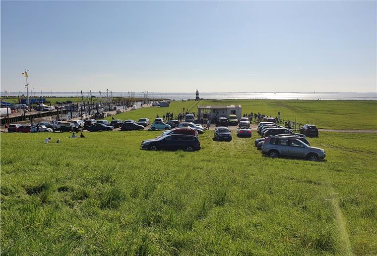 Wremen: SPD und Grüne fordern Parkkonzept An einem sonnigen Septembertag 2021 hatten etliche Autofahrer ihr Fahrzeug direkt auf dem Wremer Seedeich geparkt. Um eine Wiederholung zu verhindern fordern SPD und Grüne in der Gemeinde ein Parkkonzept.