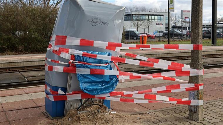 Unbekannte Täter sprengen Fahrkartenautomaten in Agathenburg An einer Haltestelle stehen die Reste eines Fahrkartenautomaten, der gesprengt wurde.