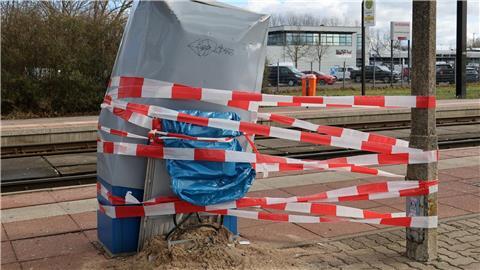 An einer Haltestelle stehen die Reste eines Fahrkartenautomaten, der gesprengt wurde.