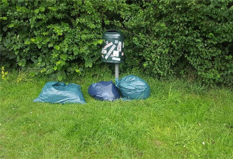 An einer Hecke in Friedrich-August-Hütte haben Unbekannte ihren Müll illegal entsorgt. 