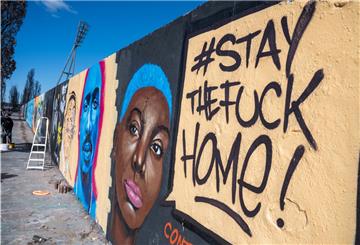 An einer Wand ist ein Grafitti mit dem Aufruf #Stay the Fuck Home!. Um die Ausbreitung des Coronavirus zu verlangsamen hat die Bundesregierung das öffentliche Leben erheblich eingeschränkt.