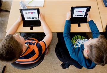 An erster Stelle stehen Schüler, die zu Hause über keine ausreichend gebrauchstauglichen Geräte verfügen und die von der Zahlung des Entgeltes bei der Lernmittelausleihe befreit sind.