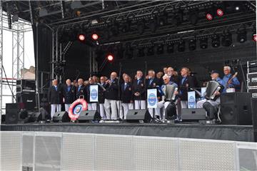 An verschiedenen Ecken sind auf dem Seestadtfest maritime Songs zu hören.
