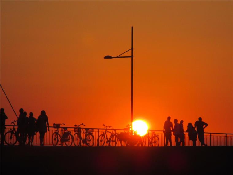 Hier machen Spaziergänge in Bremerhaven und umzu richtig Spaß An vielen Ecken in Bremerhaven lässt sich bei einem Spaziergang der Sonnenuntergang genießen.