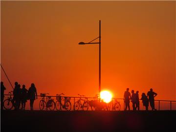 An vielen Ecken in Bremerhaven lässt sich bei einem Spaziergang der Sonnenuntergang genießen.