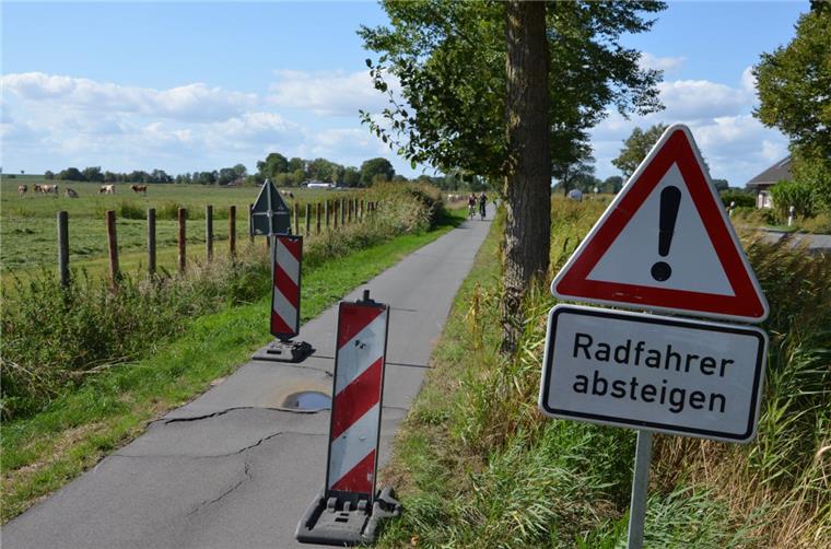 •An zwei Stellen besteht an der Ulmenstraße für Radfahrer mittlerweile Lebensgefahr. Die Straßenmeisterei veranlasste daher bereits, dass dort Absperrungen vorgenommen und Warnschilder aufgestellt werden.
