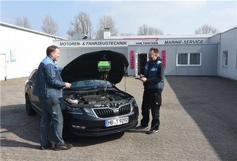 Markus Monsees, Kfz-Servicetechniker und Bosch-Systemtechniker und Werkstattmeister Mario Roggenkamp führen am PKW ein Analyse-Gespräch