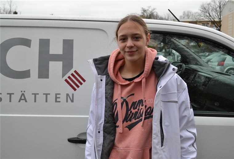 Anastasia Schattling bei ihrer Arbeit. Die 17-jährige macht eine Ausbildung zum Maler und Lackiererbei der Firma "Borch".
