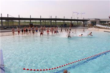Anbaden im Watt'n Bad in Dorum-Neufeld: 40 Mutige stürzten sich beim offiziellen Startschuss zur Freibad-Saison in die Wellen.