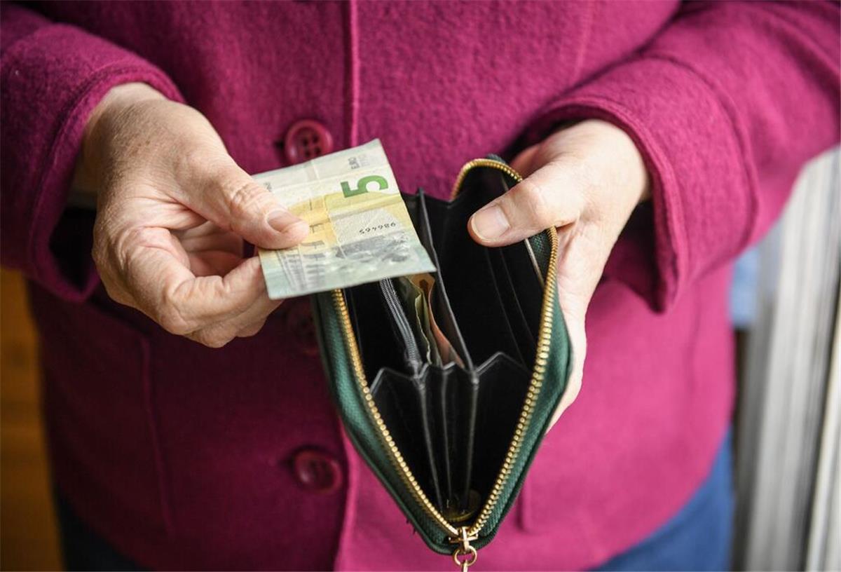 Diese 7 Länder zeigen: So viel besser kann Rente wirklich sein Eine ältere Frau hält eine mit einigen Geldscheinen gefüllte Geldbörse in einer Hand und einen Fünf-Euro-Schein in der anderen Hand, Andere Länder sind bei der Rente weit voraus: Niederlande, Österreich und Dänemark bieten deutlich höhere Rentenniveaus – und zeigen, was möglich ist, wenn alle einzahlen und langfristig gedacht wird.