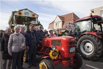 Anders als ihre Bewohner hat die &quot;Die alte Siedlung&quot; aus Midlum auch s...