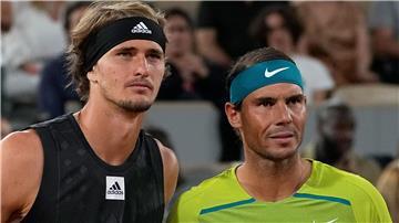 Anders als Rafael Nadal (r) hat der zurzeit Weltranglistendritte Alexander Zverev noch keinen Grand-Slam-Titel gewonnen.