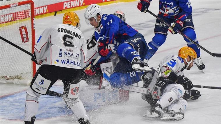 Anders Grönlund, Maximilian Franzreb und Kapitän Jan Urbas wehren sich mit vereinten Kräften gegen die Adler Mannheim.