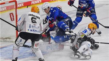 Anders Grönlund, Maximilian Franzreb und Kapitän Jan Urbas wehren sich mit vereinten Kräften gegen die Adler Mannheim.
