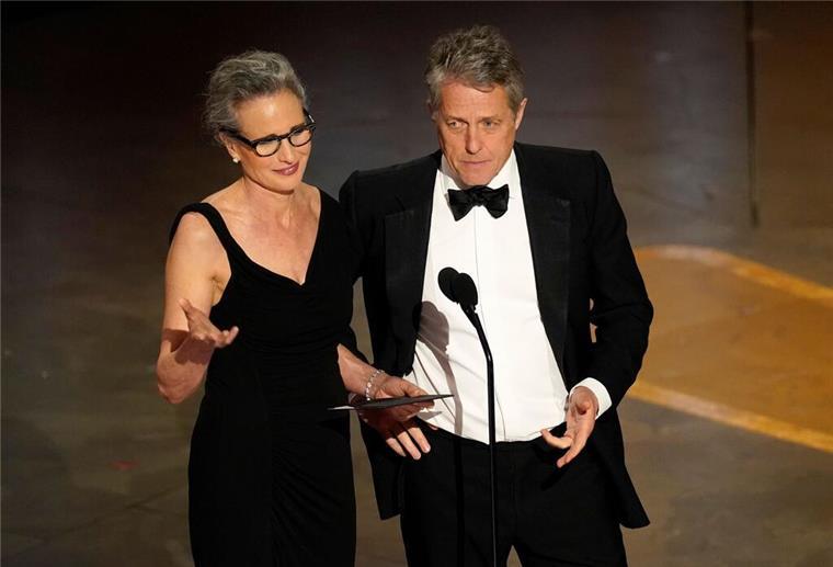 Andie MacDowell und Hugh Grant fast 30 Jahren nach „Vier Hochzeiten und ein Todesfall“ (Originaltitel: Four Weddings and a Funeral) - bei den Oscars 2023.