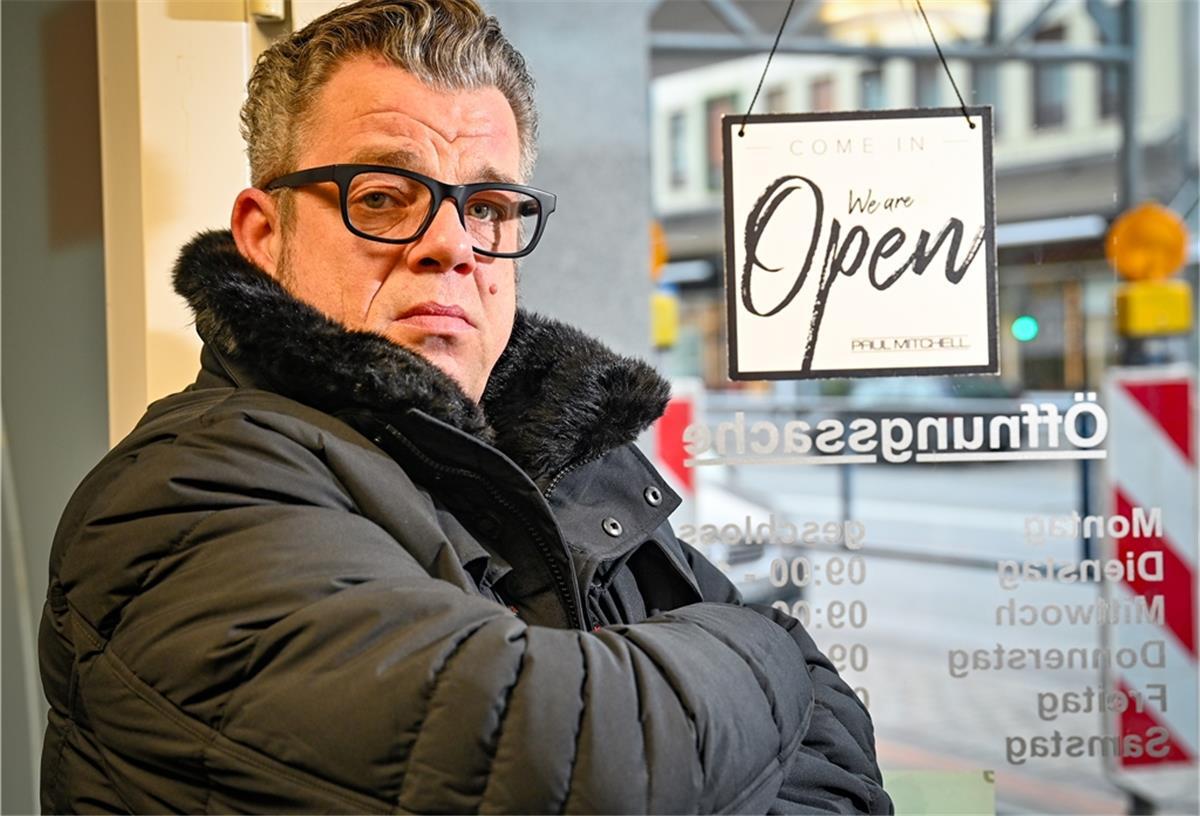 Andre Albers aus Bremerhaven und andere Friseure in Deutschland sind in Not. Deshalb ziehen sie jetzt vor Gericht.