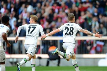 Andre Hahn (rechts) von Gladbach jubelt über sein Tor zum 1:1-Ausgleich. Foto: Gebert/dpa 