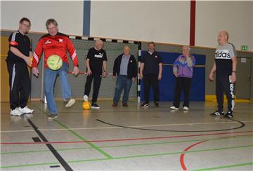 André Windhorst (von links), Vorsitzender des TSV, Walter Gerdes, Hartmut Jahns, Dieter Schwarz, Rolf Gehrke und Rolf Pülschen lassen sich von Trainer Gerd Aljets in die Feinheiten des „Gehfußballs“ einweisen.