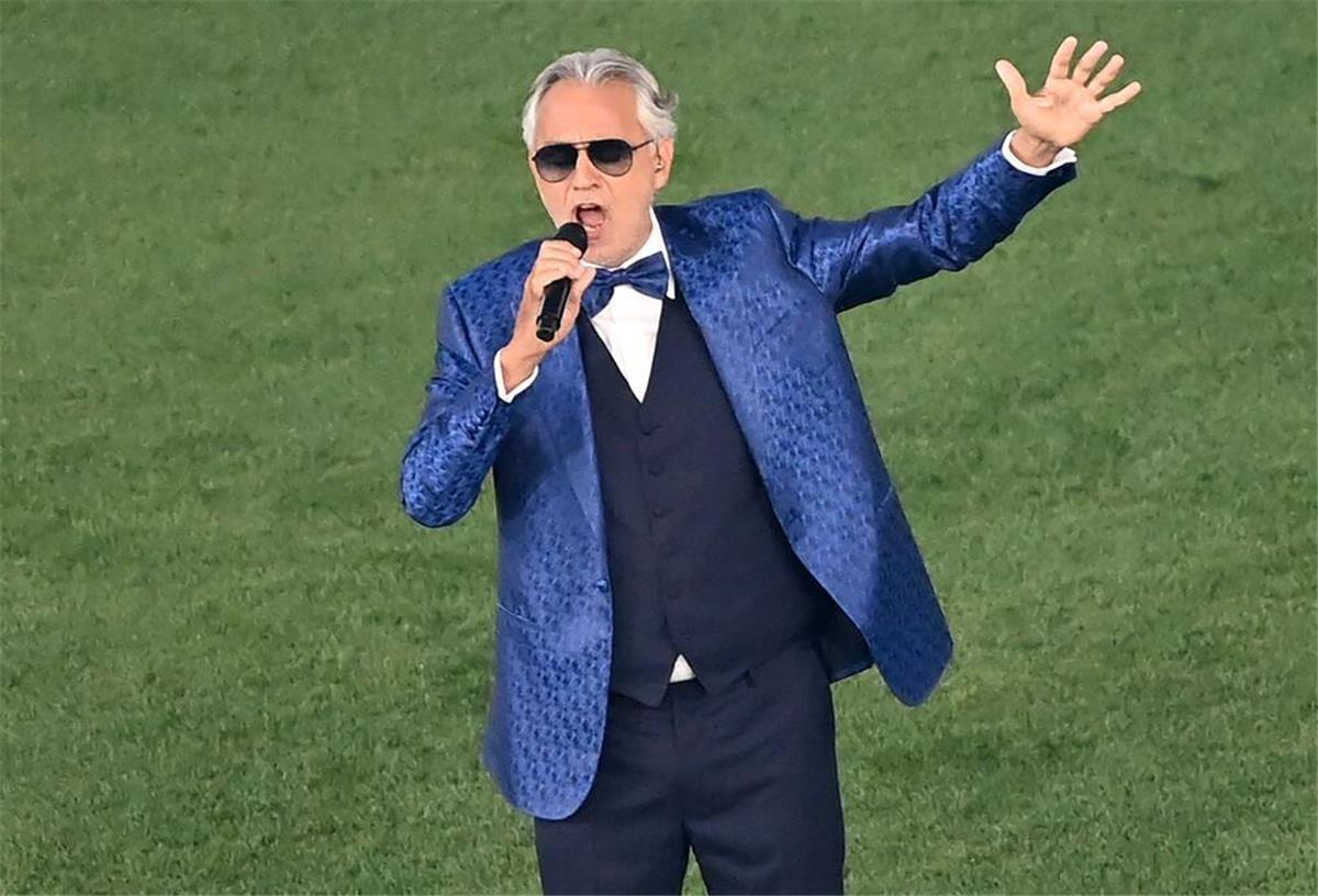 Bocelli schreibt Brief an freigelassene Geisel aus Israel Andrea Bocelli singt im Stadio Olimpico di Roma vor einem Fußballspiel.