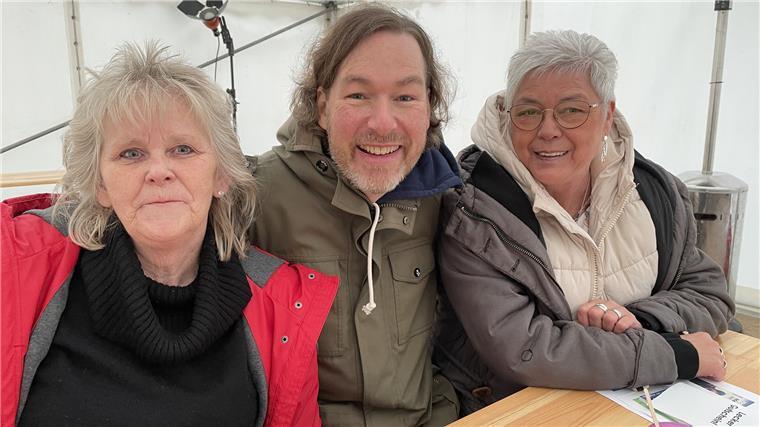 Andrea Knoke (links) und Marion Kallweit verstanden sich bestens mit Autor Sven Stricker. Kein Wunder: Sie haben ein gemeinsames Thema, das sie bewegt.