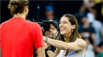 Andrea Petkovic übernimmt ganz unterschiedliche Rollen - mal ist sie Expertin, mal Interviewerin.