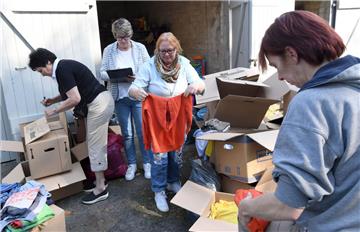 Andrea Pfützner (2. von links) hat am Montag alle Hände voll zu tun, die Spenden zu sortieren. Susy Stöwing, Andrea Volkmann und Tanja Curius helfen beim sortieren. 25 Umzugskartons mit Kleidung sind schon zusammen gekommen, die Garage ist voll mit Spielzeug und Hygieneartikeln.