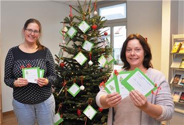 Andrea Stührenberg (links) und Jessika Wulff, Mitarbeiterinnen der Kreiszeitung, vor dem Weihnachtsbaum mit den Wunschzetteln.