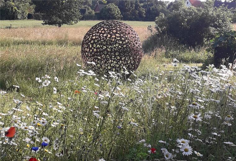 Offene Gartenpforte 2024: Das sind die Gartenparadiese in der Region Garten mit Kunstobjekt