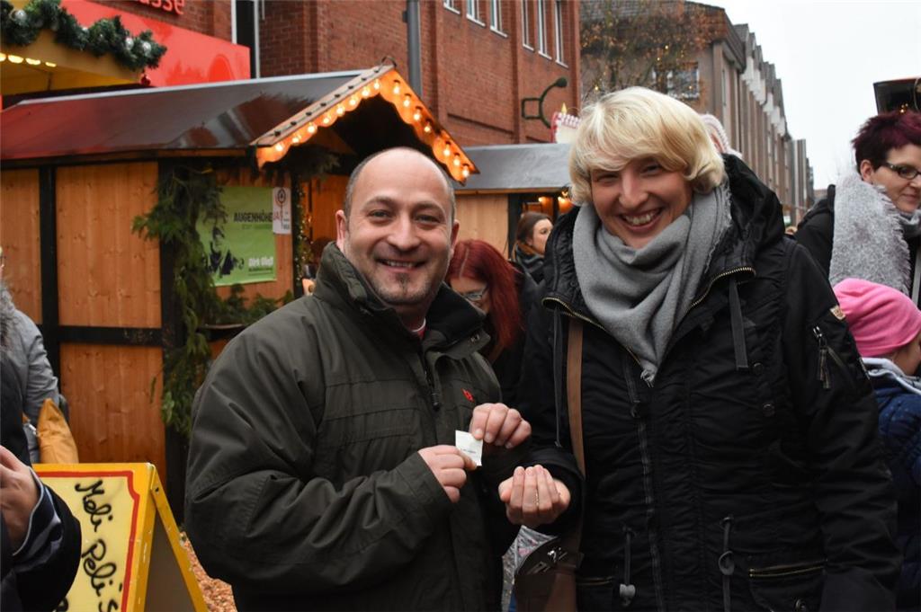 Andrea und Eylin Peter sind Dauergäste auf dem Zevener Weihnachtsmarkt.