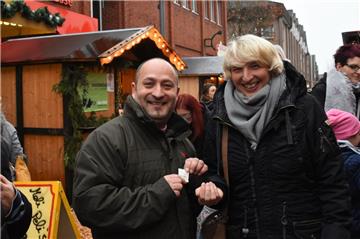 Andrea und Eylin Peter sind Dauergäste auf dem Zevener Weihnachtsmarkt.
