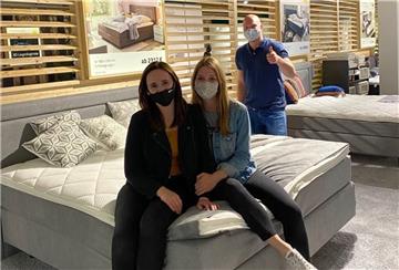 Andrea und Vanessa-Delia freuen sich über ihr neues Boxspringbett