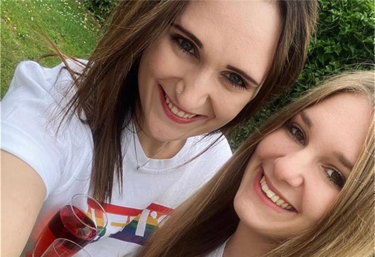 Andrea und Vanessa-Delia freuen sich über ihren Sieg beim Brautpaar-Voting