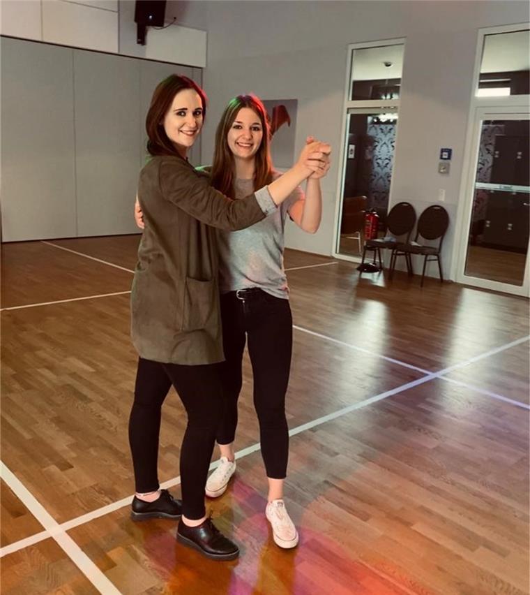 Andrea und Vanessa-Delia üben für den Ehrentanz.