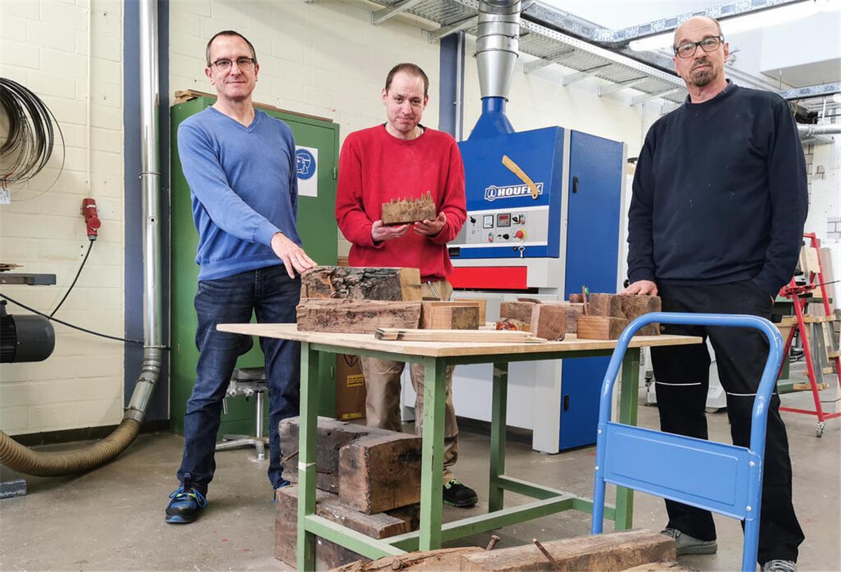 Museum verkauft Schlüsselanhänger aus dem Holz der „Seute Deern“ Andreas Borg-Tojek (Teamleiter bei den Elbe-Weser Welten), Mitarbeiter Tim Mehrtens und Fachkraft Marco Schemien (v.l.n.r.).