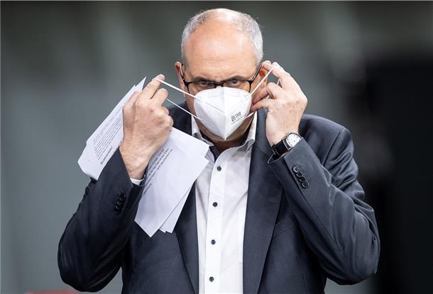  Bremen: Andreas Bovenschulte (SPD), Bürgermeister von Bremen, trägt eine Schutzmaske. 