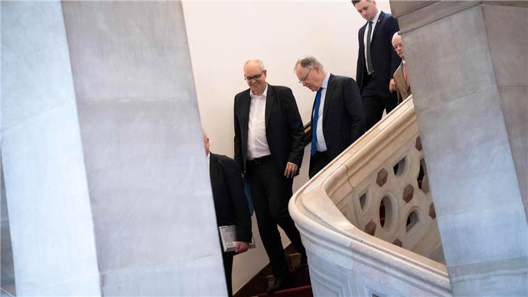Der Norden will mehr von Energiewende profitieren Andreas Bovenschulte (l), Bremer Bürgermeister, und Stephan Weil (Mitte), Niedersachsens Ministerpräsident.