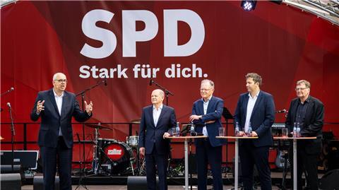 Andreas Bovenschulte (l-r), Bürgermeister von Bremen und Spitzenkandidat der SPD, Olaf Scholz, Bundeskanzler, Stephan Weil, Ministerpräsident von Niedersachsen, Lars Klingbeil, SPD-Bundesvorsitzender, und Reinhold Wetjen, Landesvorsitzender der SPD Bremen, bei einer Wahlkampfveranstaltung vor der Bremer Bürgerschaft.