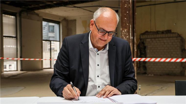 Andreas Bovenschulte (SPD), Präsident des Bremer Senats und Bürgermeister, unterzeichnet bei einem Pressetermin den Mietvertrag.