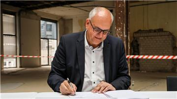 Andreas Bovenschulte (SPD), Präsident des Bremer Senats und Bürgermeister, unterzeichnet bei einem Pressetermin den Mietvertrag.