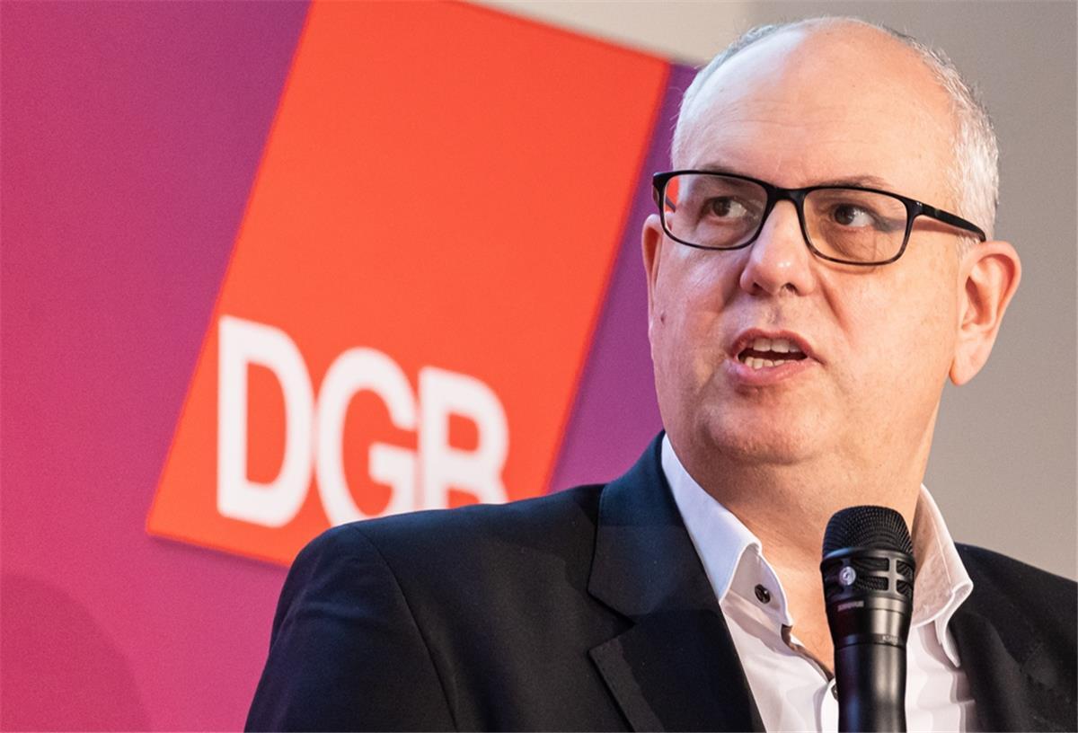 Andreas Bovenschulte (SPD), Bürgermeister von Bremen, spricht in ein Mikrofon.