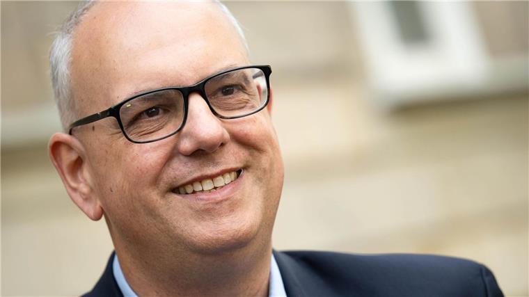 Andreas Bovenschulte, Spitzenkandidat der SPD in Bremen, steht vor dem Wahllokal.
