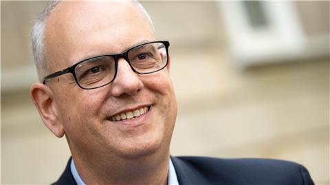 Andreas Bovenschulte, Spitzenkandidat der SPD in Bremen, steht vor dem Wahllokal.